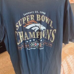 navy size large broncos super bowl t-shirt, worn once
#NFL #broncos